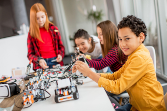 Sérgio Bento De Araújo mostra como conquistar patrocínio e visibilidade em torneios internacionais de robótica.