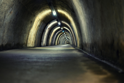 Em 2021, a Enbridge deixou claro que a construção do túnel sob o Lago Michigan era uma condição inegociável para a continuidade da Linha 5, em um debate técnico que envolve infraestrutura crítica e segurança energética, com análise de Paulo Roberto Gomes Fernandes.