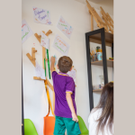 Entenda a diferença entre alfabetização e letramento digital para crianças e como a Sigma Educação e Tecnologia Ltda contribui para o desenvolvimento dessas competências desde cedo.