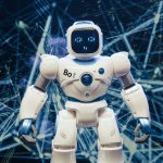 Robô humanoide com elementos luminosos diante de uma rede digital, representando inteligência artificial e tecnologia.