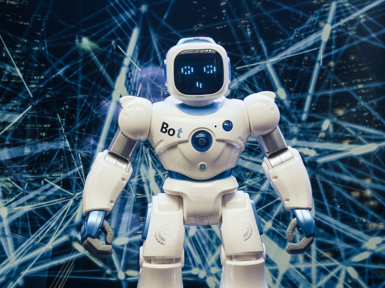 Robô humanoide com elementos luminosos diante de uma rede digital, representando inteligência artificial e tecnologia.