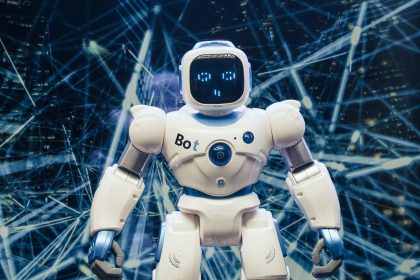 Robô humanoide com elementos luminosos diante de uma rede digital, representando inteligência artificial e tecnologia.